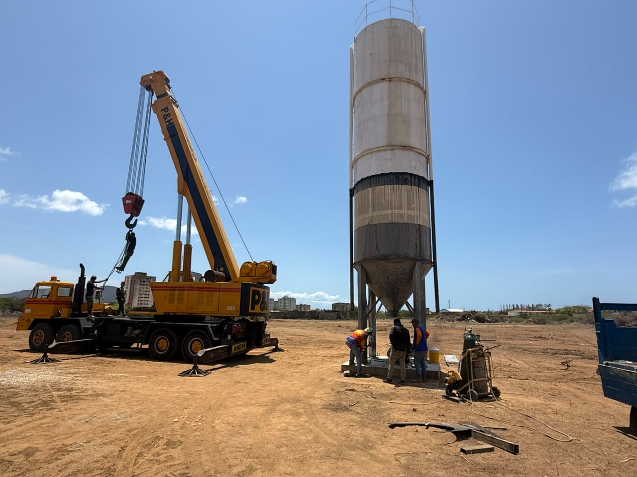 ¡Arrancamos la obra! Colocación del silo cementero