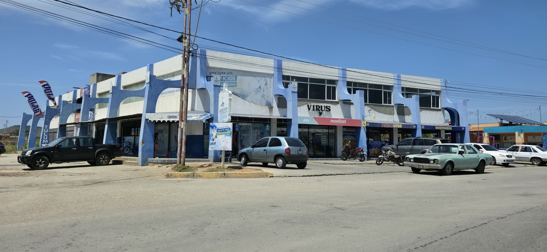 Centro Comercial DAHOUK — Urb. Villas de Juangriego